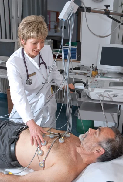 Medico che esegue un test EKG — Foto Stock