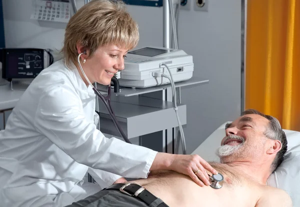 Doctor performing an EKG test — Stock Photo, Image