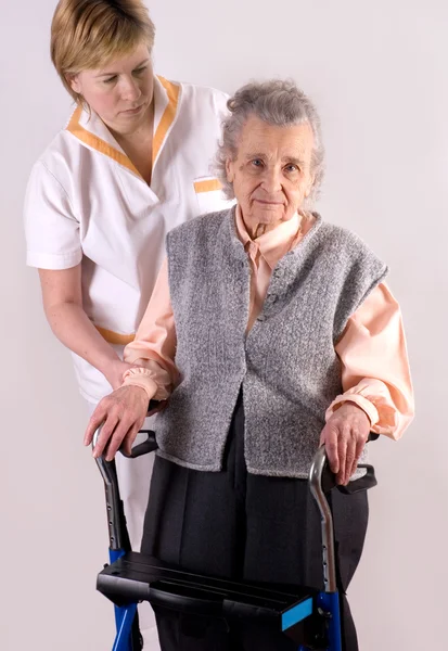 Trabajadores sanitarios y personas mayores — Foto de Stock