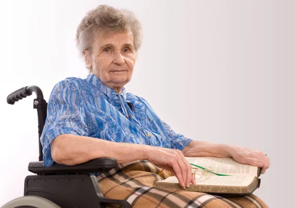 Egy idős asszony tolószékben portréja — Stock Fotó