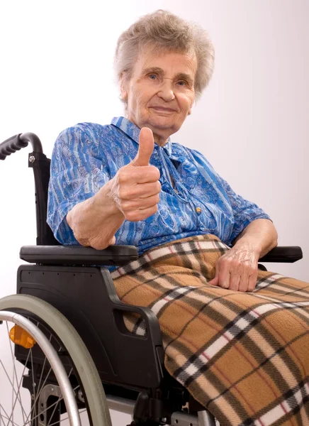 En äldre kvinna i rullstol — Stockfoto