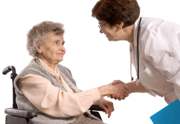 Медицинский работник помогает пожилой женщине — стоковое фото