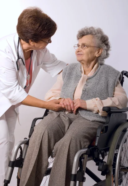 Sağlık çalışanı yaşlı kadın yardımcı olur. — Stok fotoğraf