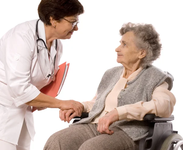 Gezondheidszorg werknemer helpt bejaarde vrouw — Stockfoto