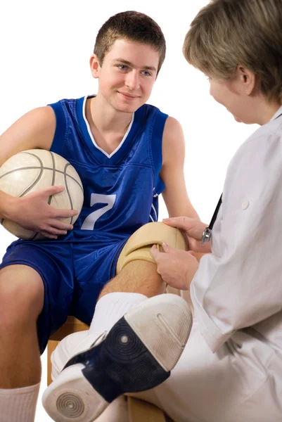 Lekarz, udzielanie pierwszej pomocy młodego sportowca — Zdjęcie stockowe