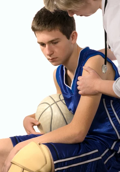Médico dando primeros auxilios a un joven deportista — Foto de Stock