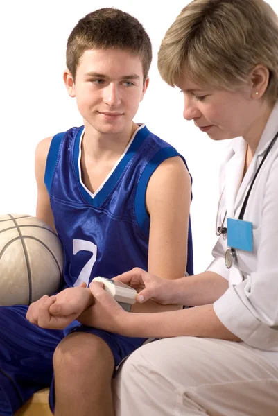 Γιατρός παροχή πρώτων βοηθειών σε ένα νεαρό αθλητή — Φωτογραφία Αρχείου