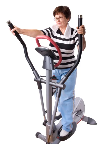 Esercizio della donna anziana sulla bicicletta rotante — Foto Stock