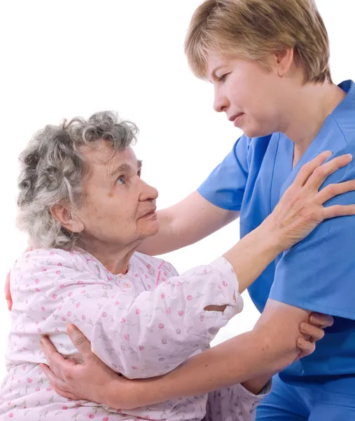 Krankenschwester hilft der Seniorin beim Aufstehen — Stockfoto