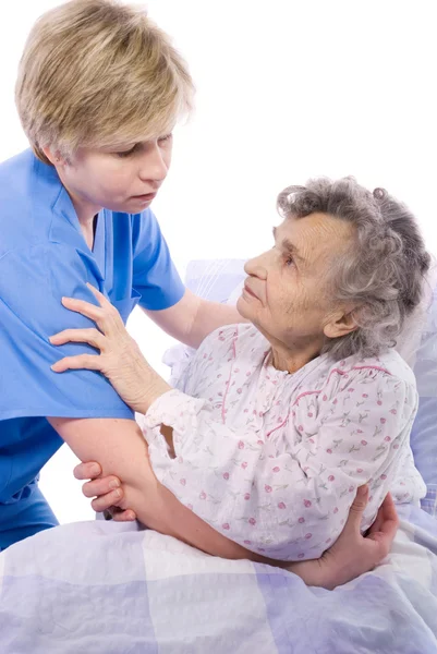 Pielęgniarka pomaga starszy kobieta wstać — Zdjęcie stockowe