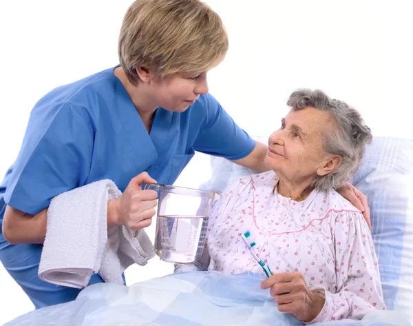 Enfermeira ajuda a mulher idosa na lavagem — Fotografia de Stock