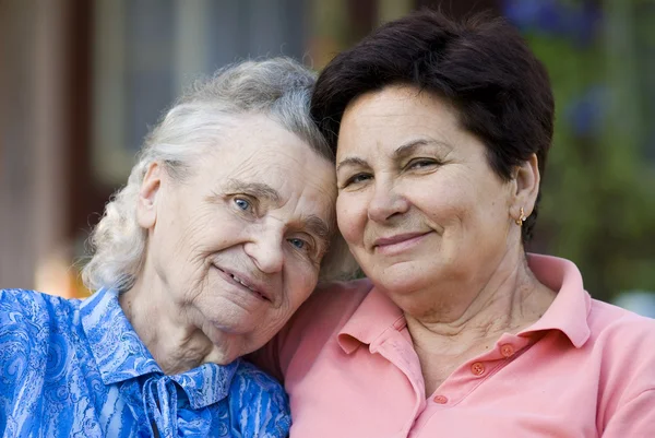 Äldre kvinna med sin dotter — Stockfoto