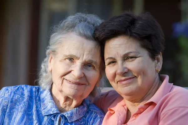 Ηλικιωμένη γυναίκα με την κόρη της — Φωτογραφία Αρχείου