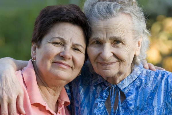 Ηλικιωμένη γυναίκα με την κόρη της — Φωτογραφία Αρχείου
