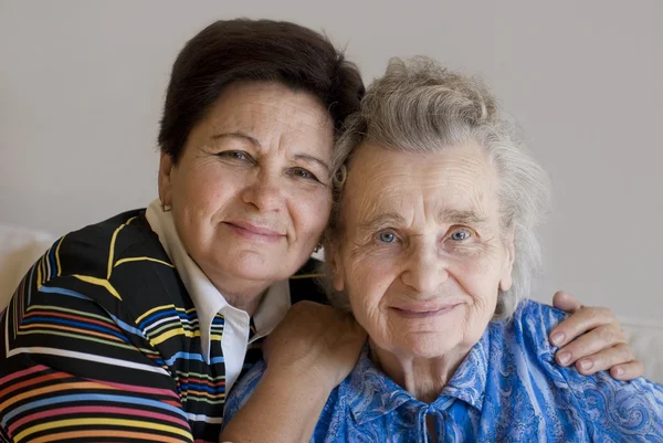 Donna anziana con sua figlia — Foto Stock