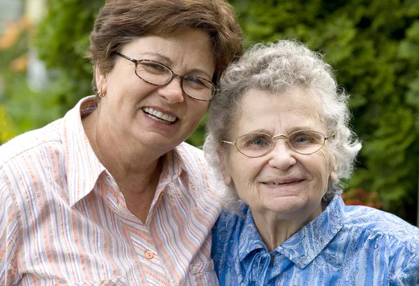 Oudere vrouw met haar dochter — Stockfoto