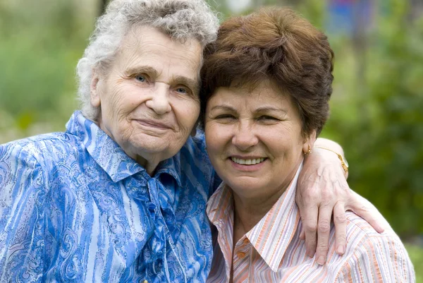 Mulher idosa com sua filha — Fotografia de Stock