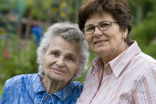 그녀의 딸과 함께 노인 여성 — 스톡 사진