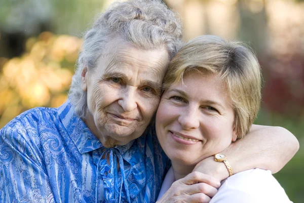 Äldre kvinna med sin dotter — Stockfoto