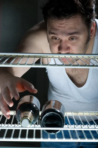 Gordo recebe cerveja do frigorífico — Fotografia de Stock
