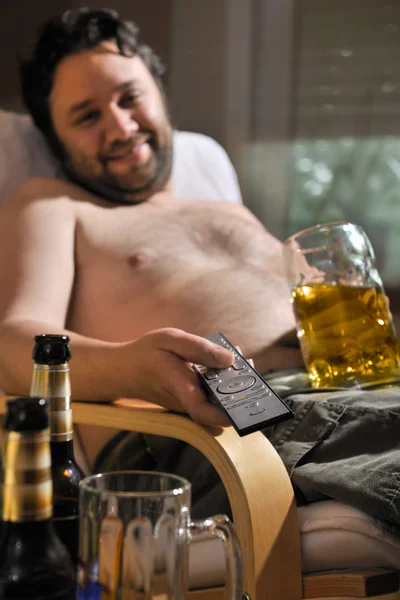 Uomo sovrappeso con un bicchiere di birra — Foto Stock