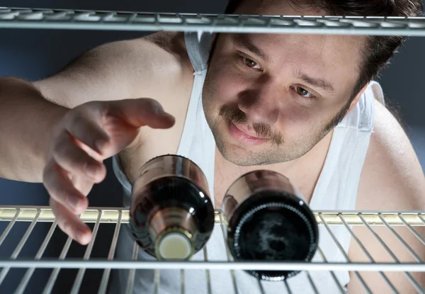 Kövér ember kap a sört a hűtőből — Stock Fotó