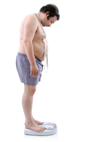 Túlsúlyos ember a súly mérleg — Stock Fotó