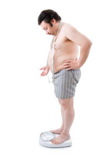 Homem com excesso de peso com a balança de peso — Fotografia de Stock