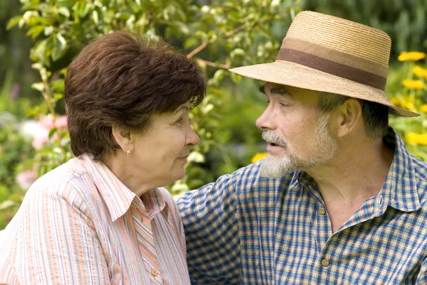 Romantikus idősebb pár — Stock Fotó