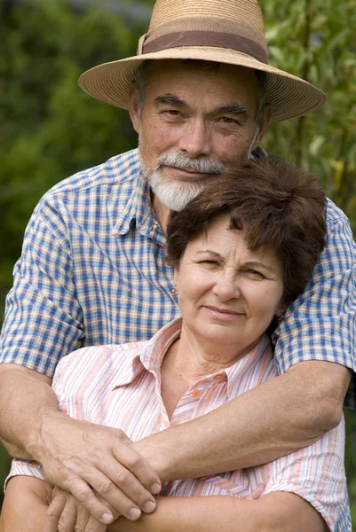 Романтическая старшая пара — стоковое фото