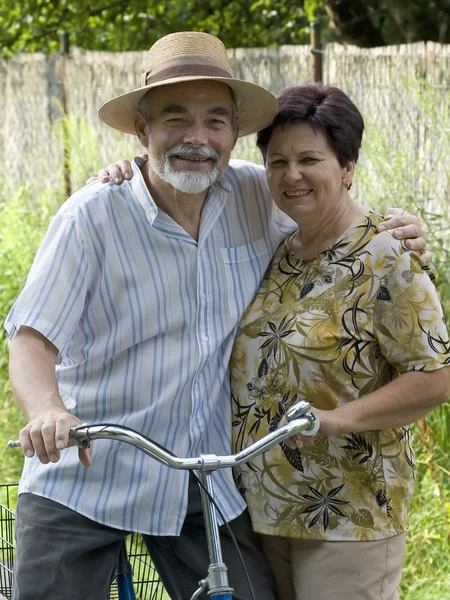 Старший пара, їзда на велосипеді — стокове фото