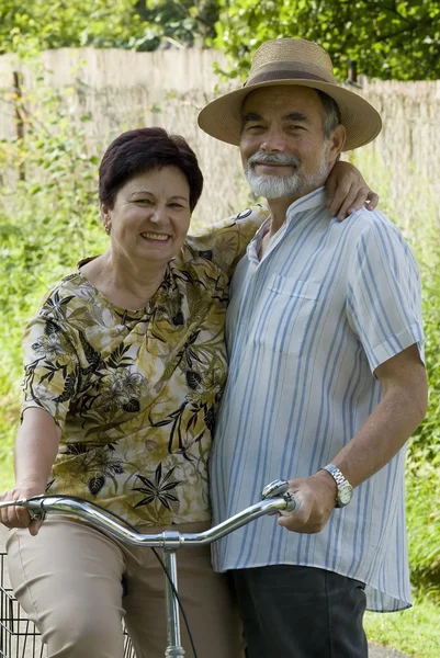 自転車に乗る年配のカップル — ストック写真