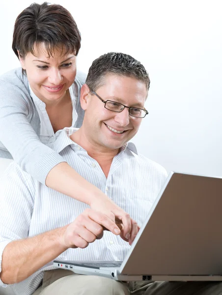Paar auf Laptop lizenzfreie Stockfotos