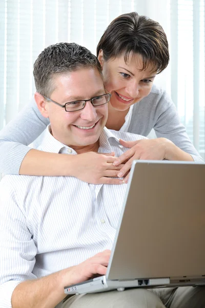 Couple sur ordinateur portable Images De Stock Libres De Droits