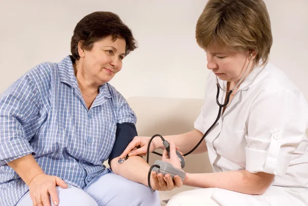 Measuring blood pressure — Stock Photo, Image