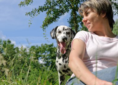 kadın ile köpek parkında oynayan