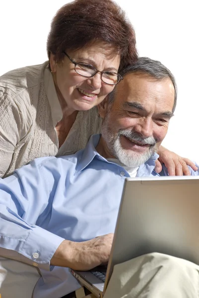 Senioren-Paar benutzt Laptop — Stockfoto