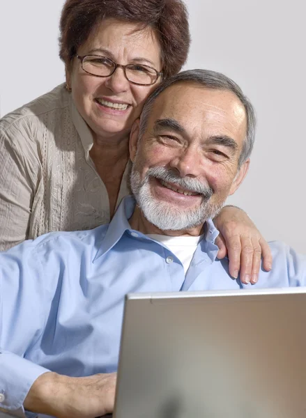 Casal sênior usando laptop — Fotografia de Stock