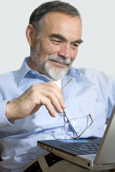 Senior på laptop. — Stockfoto