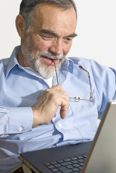 Senior op laptop. — Stockfoto