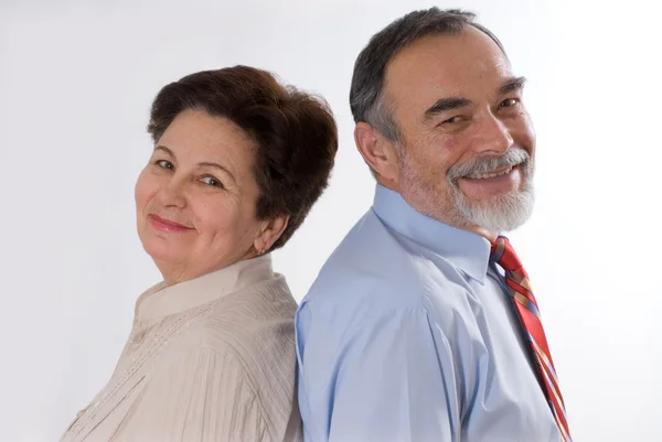 Fröhliches älteres Ehepaar steht Rücken an Rücken — Stockfoto