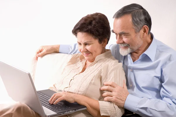 Senioren-Paar benutzt Laptop — Stockfoto