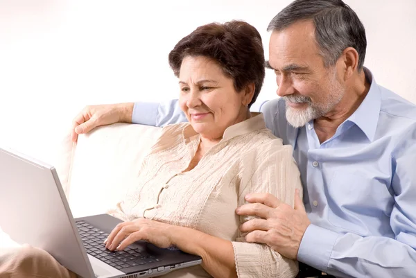 Oudere echtpaar met laptop — Stockfoto