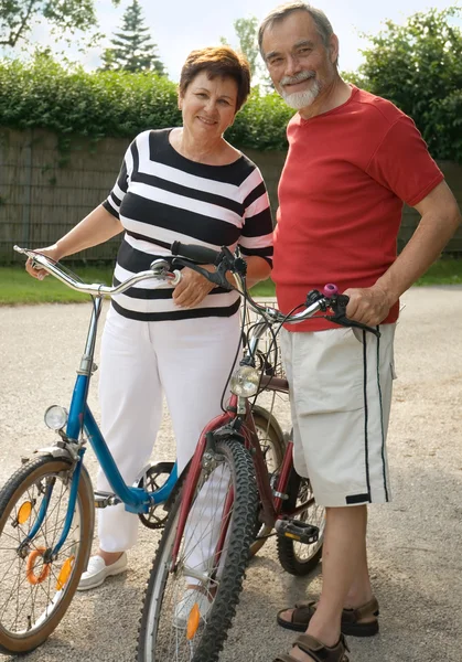 Senior koppel fietsen — Stockfoto