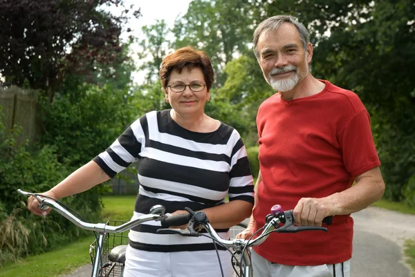 Äldre par cykling — Stockfoto