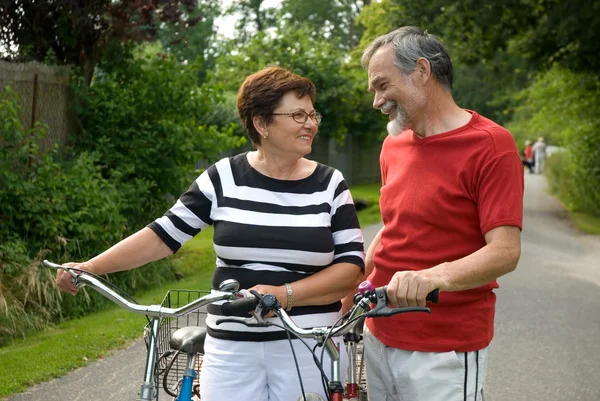 Ciclismo de pareja mayor — Foto de Stock