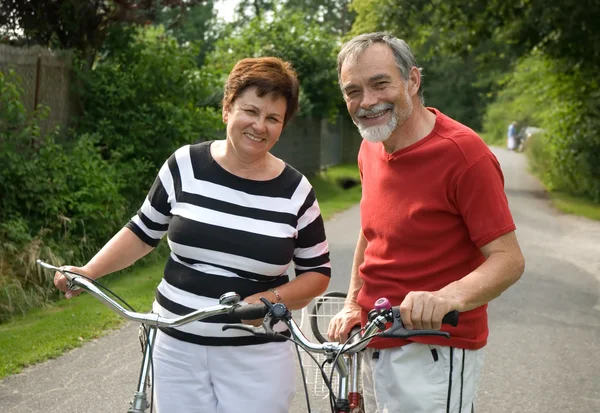 Seniorenpaar radelt — Stockfoto