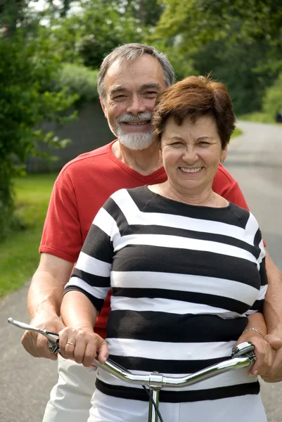 Starší pár, Cyklistika — Stock fotografie
