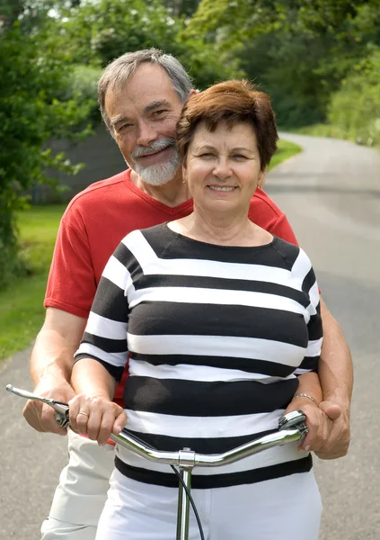 Sênior casal de ciclismo — Fotografia de Stock