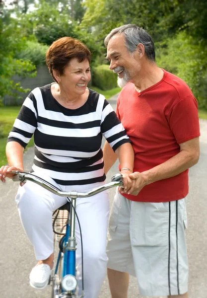 Starší pár, Cyklistika — Stock fotografie